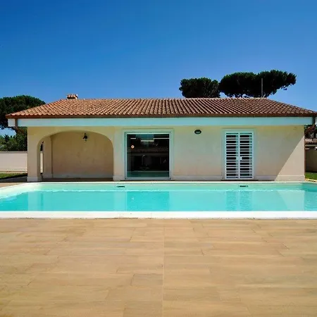 Swimmingpool Villa *