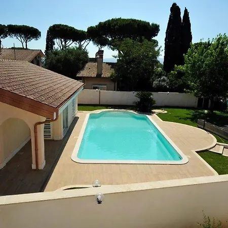 Swimmingpool Villa Rome