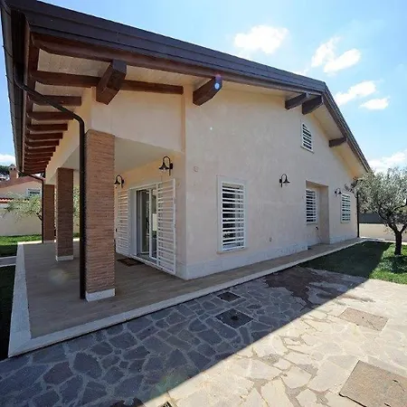 Swimmingpool Villa *